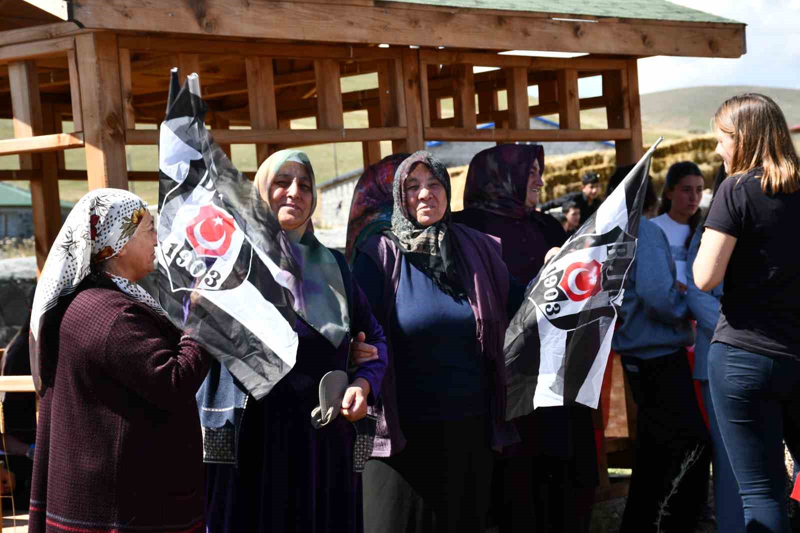 Beşiktaş Köyü’nde yapılan kartal heykeli, Serdal Adalı’nın katıldığı törenle açıldı