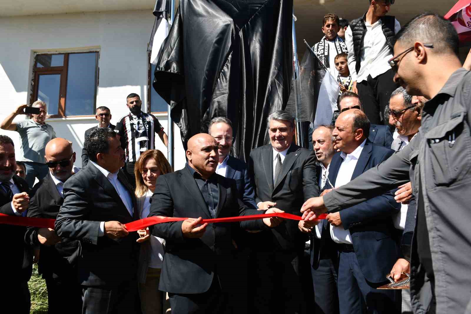 Beşiktaş Köyü’nde yapılan kartal heykeli, Serdal Adalı’nın katıldığı törenle açıldı