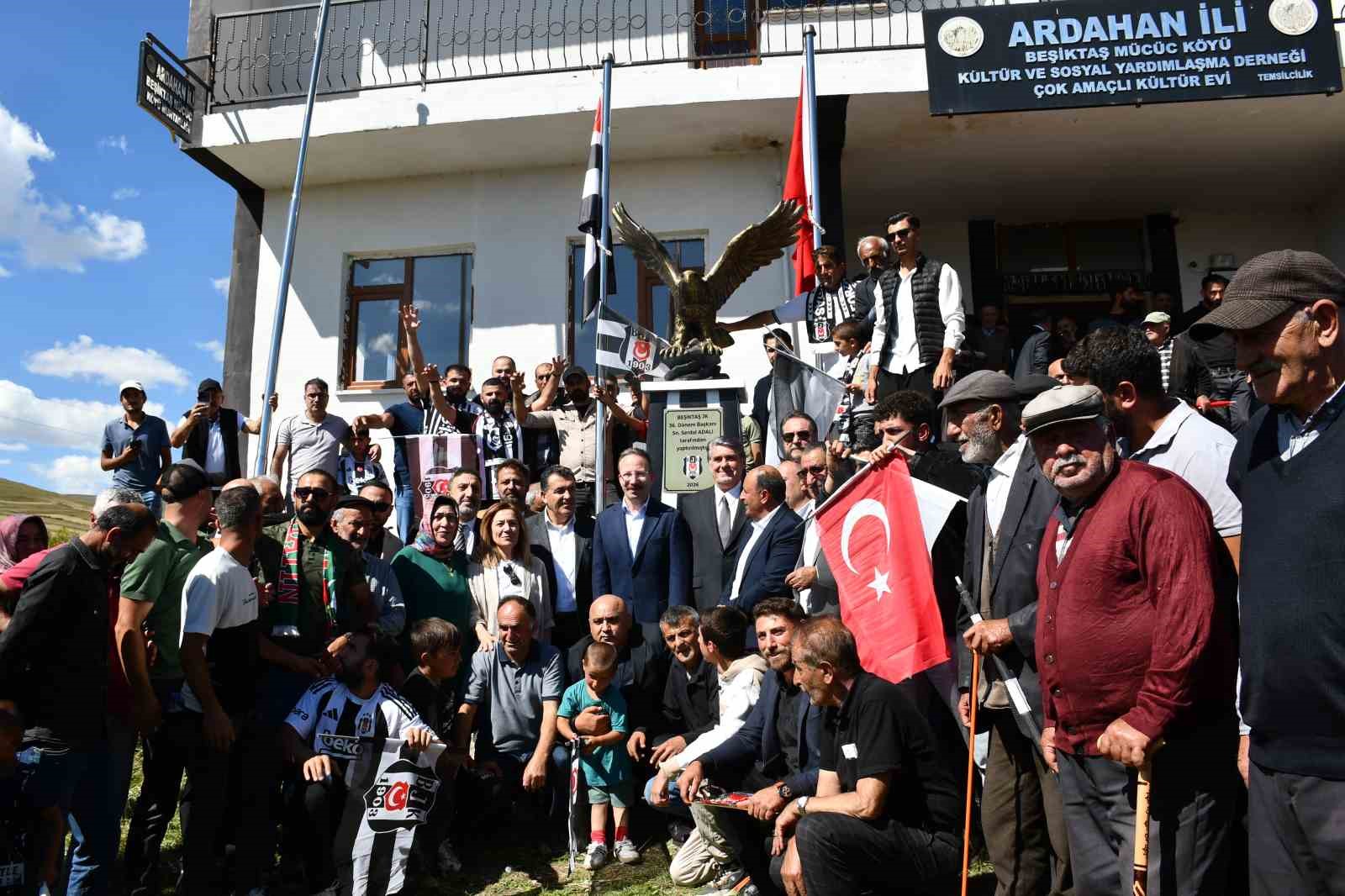 Beşiktaş Köyü’nde yapılan kartal heykeli, Serdal Adalı’nın katıldığı törenle açıldı