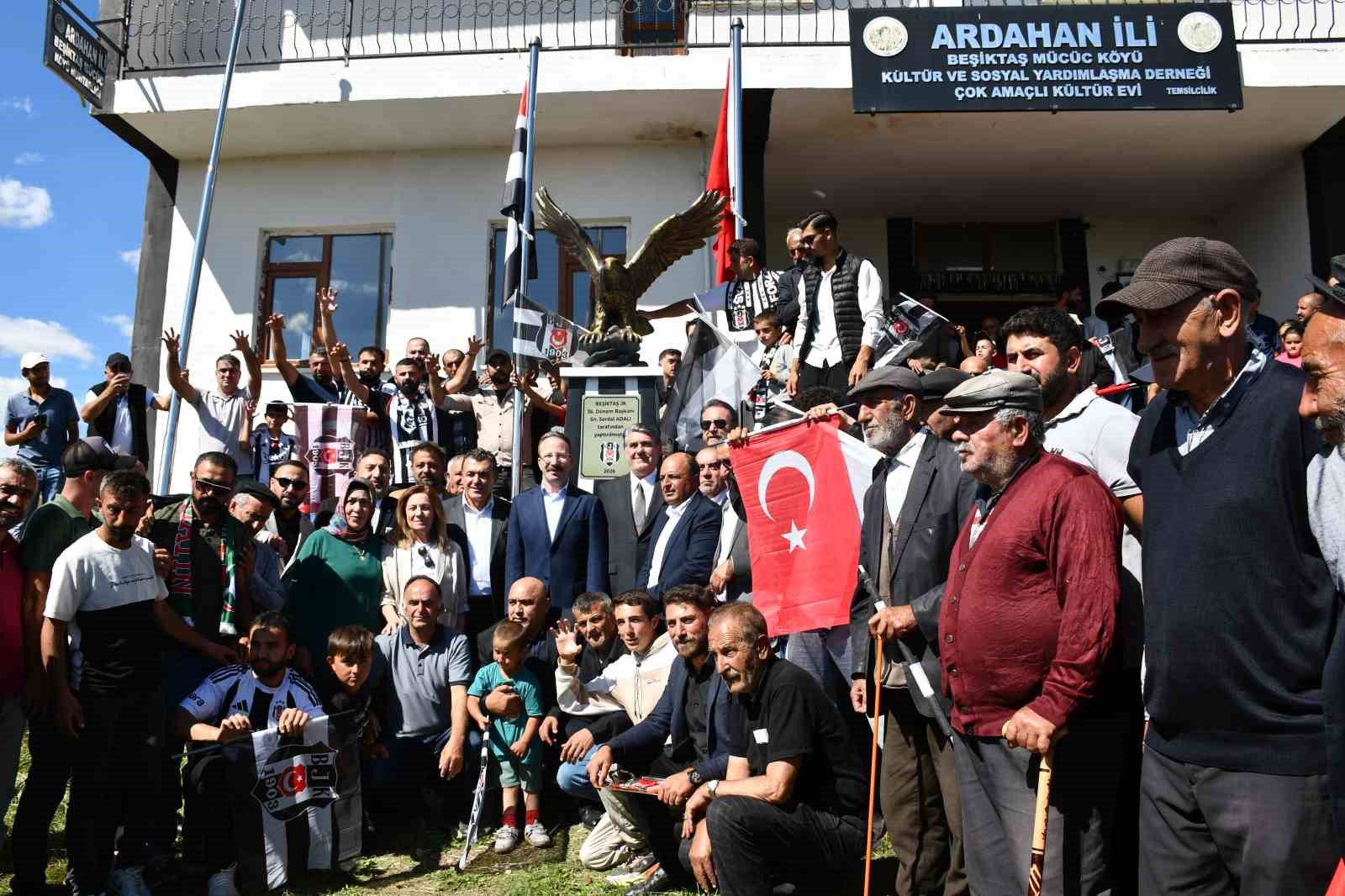 Beşiktaş Köyü’nde yapılan kartal heykeli, Serdal Adalı’nın katıldığı törenle açıldı