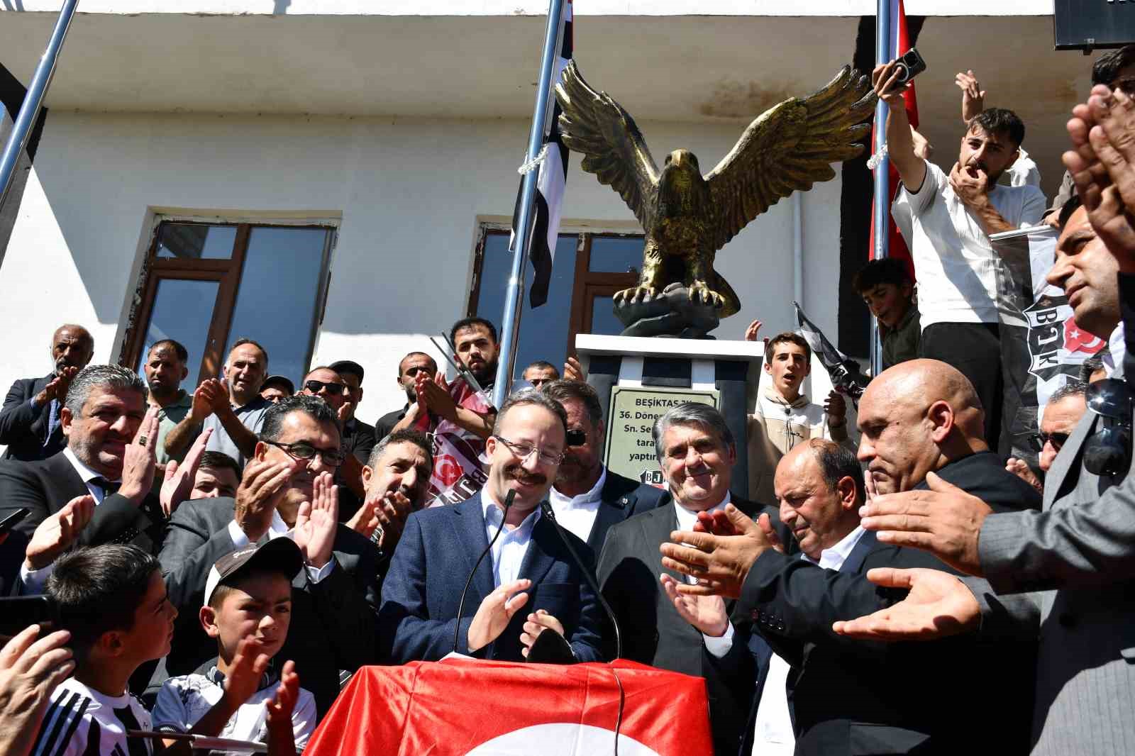 Beşiktaş Köyü’nde yapılan kartal heykeli, Serdal Adalı’nın katıldığı törenle açıldı