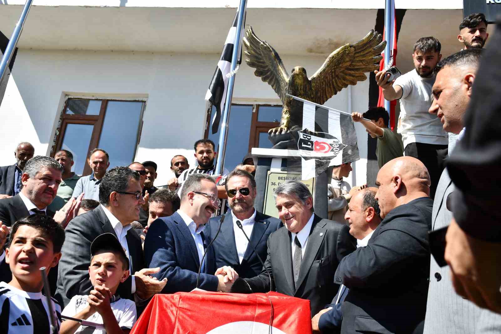 Beşiktaş Köyü’nde yapılan kartal heykeli, Serdal Adalı’nın katıldığı törenle açıldı