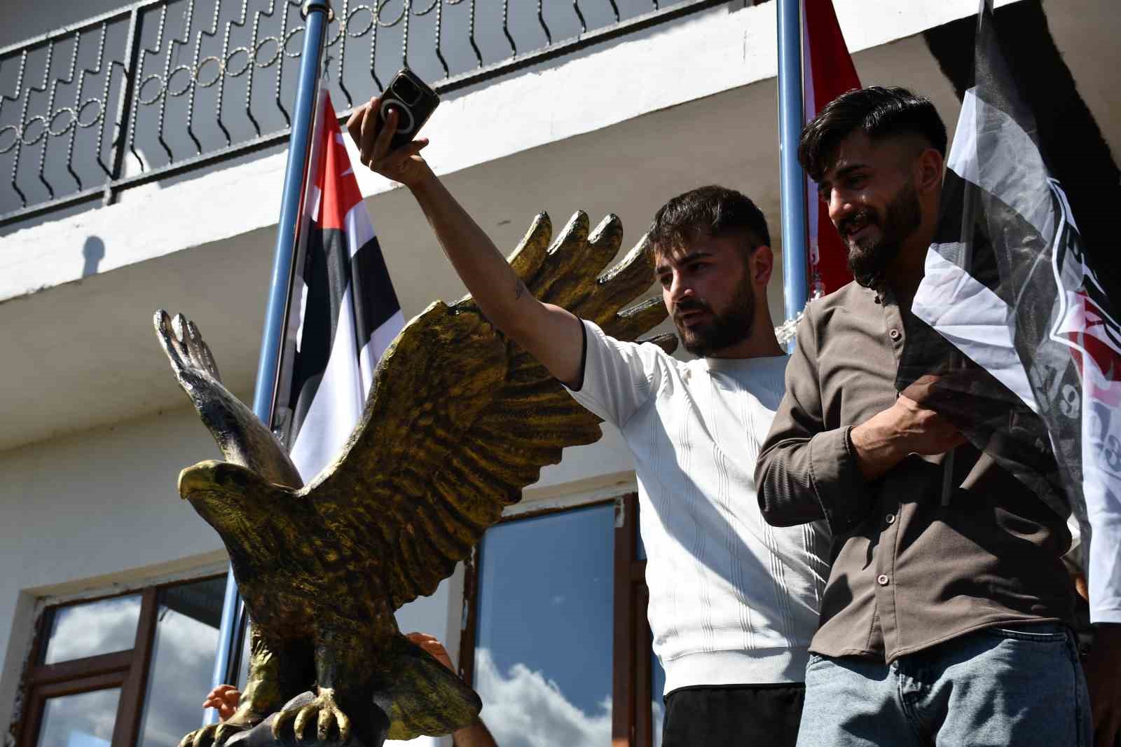 Beşiktaş Köyü’nde yapılan kartal heykeli, Serdal Adalı’nın katıldığı törenle açıldı