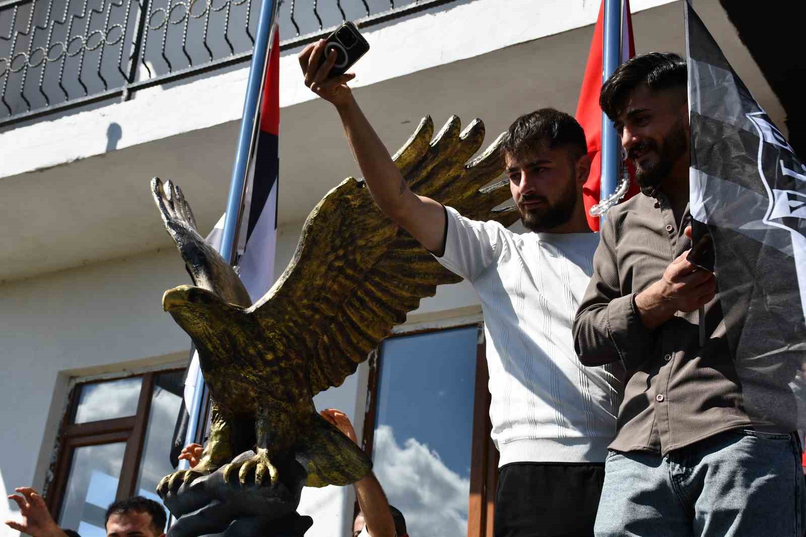 Beşiktaş Köyü’nde yapılan kartal heykeli, Serdal Adalı’nın katıldığı törenle açıldı
