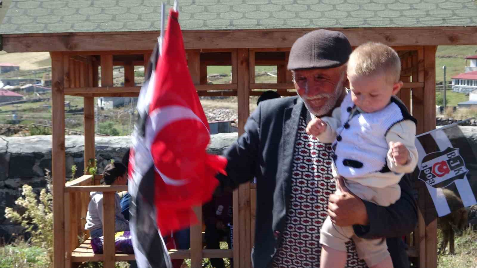 Beşiktaş Köyü’nde yapılan kartal heykeli, Serdal Adalı’nın katıldığı törenle açıldı