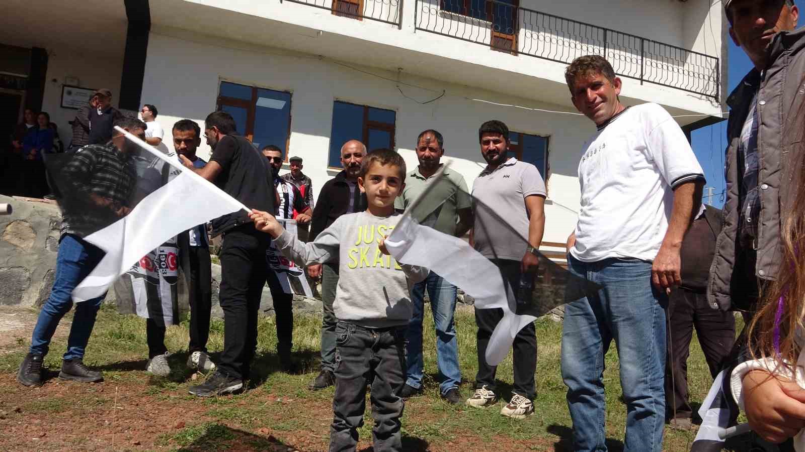 Beşiktaş Köyü’nde yapılan kartal heykeli, Serdal Adalı’nın katıldığı törenle açıldı