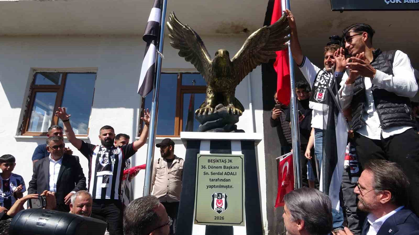 Beşiktaş Köyü’nde yapılan kartal heykeli, Serdal Adalı’nın katıldığı törenle açıldı