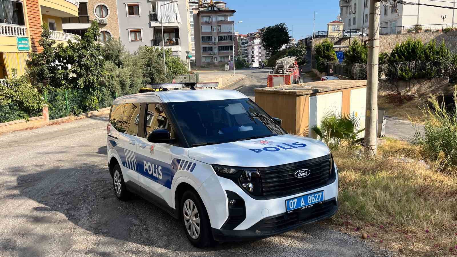 Alanya’da daireden gelen duman ekipleri alarma geçirdi