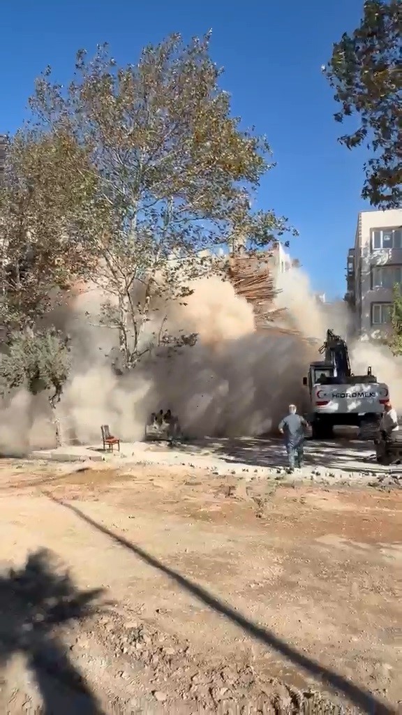 Altı katlı apartman yıkım sırasında çöktü