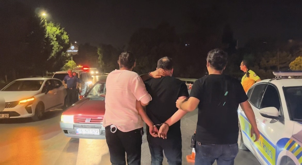 Polise direnen, gazeteciye tüküren alkollü kadın tutuklandı