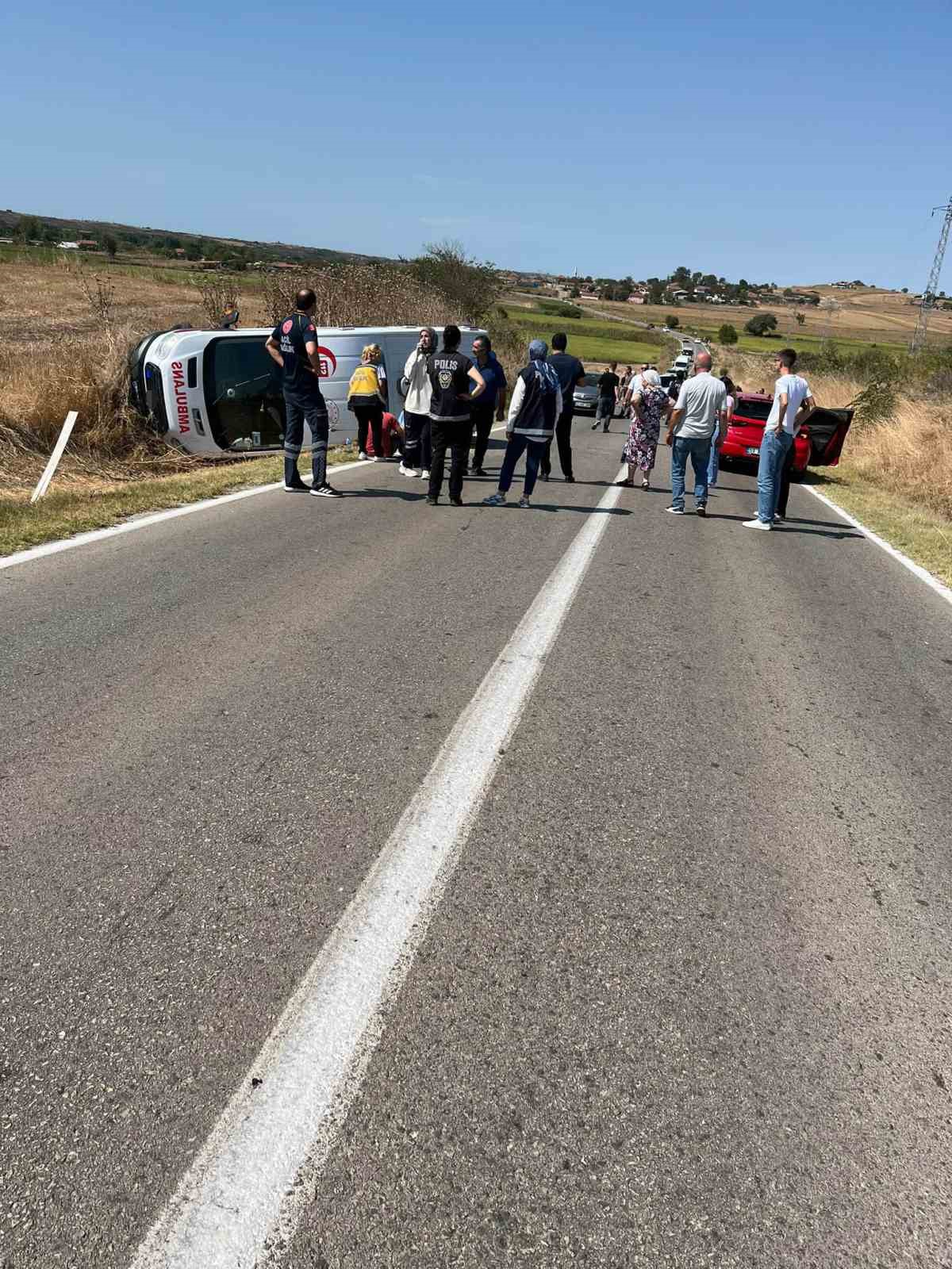 Pehlivanköy Pavli Panayırı yolunda ambulans kazaya karıştı: 5 yaralı