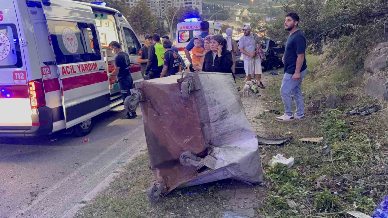 Samsun’da otomobil çöp konteynerine çarptı: 2 yaralı