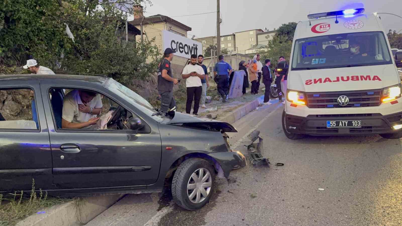 Samsun’da otomobil çöp konteynerine çarptı: 2 yaralı
