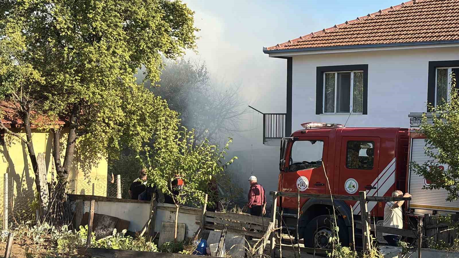 Bolu’da otluk alanda çıkan yangın, 3 eve sıçradı