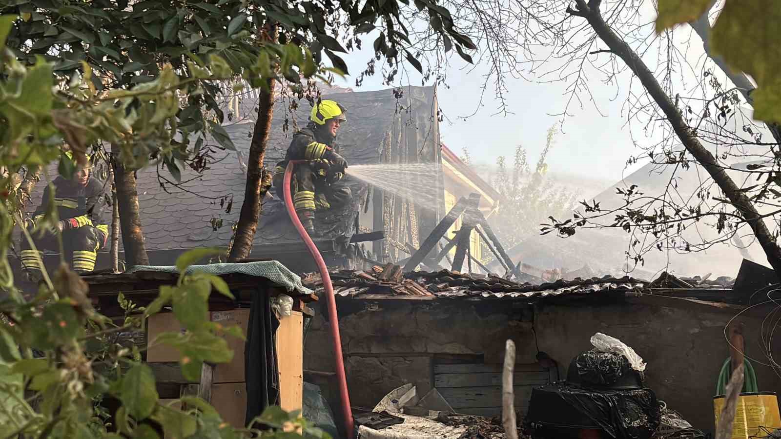 Bolu’da otluk alanda çıkan yangın, 3 eve sıçradı
