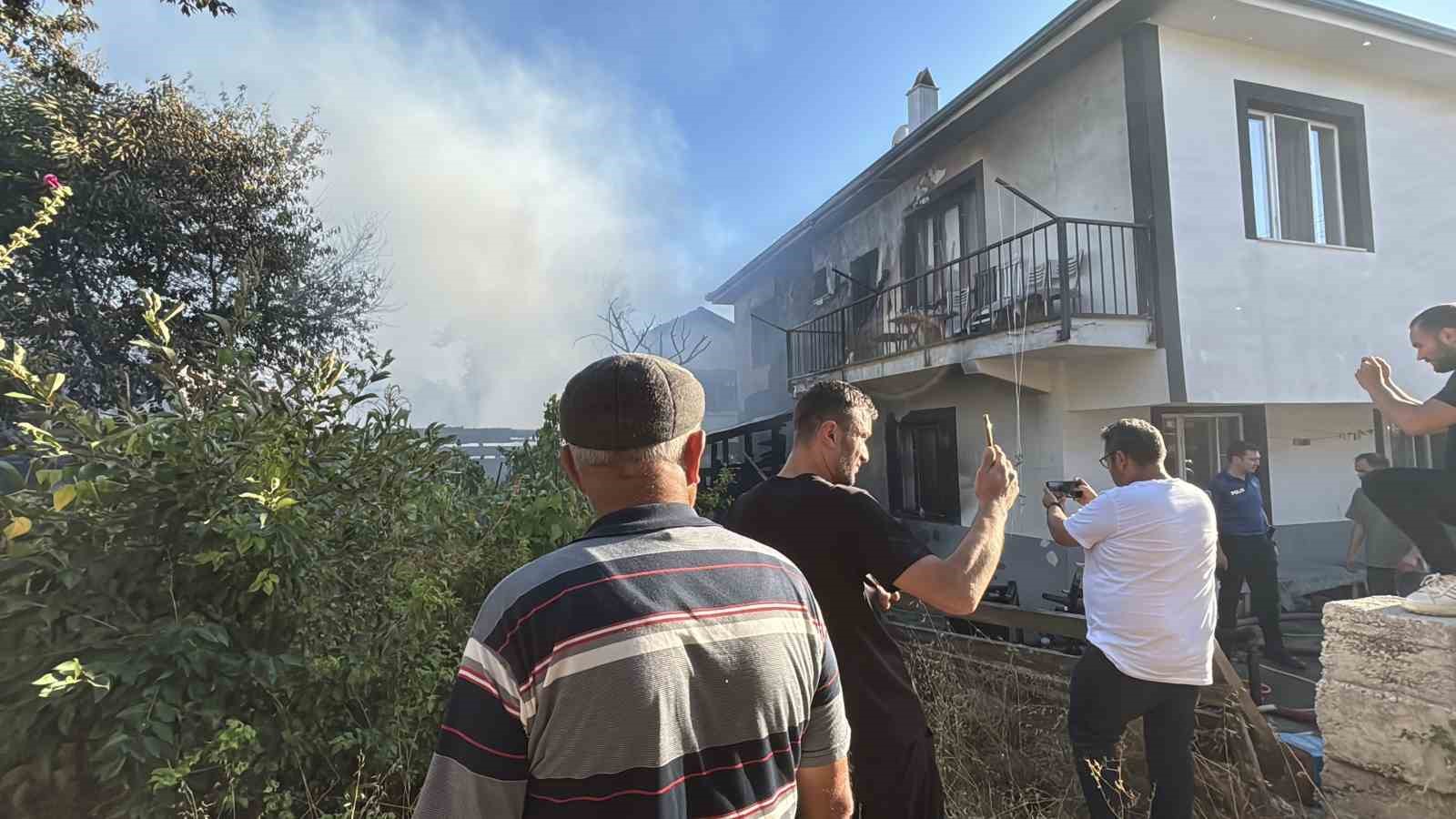 Bolu’da otluk alanda çıkan yangın, 3 eve sıçradı