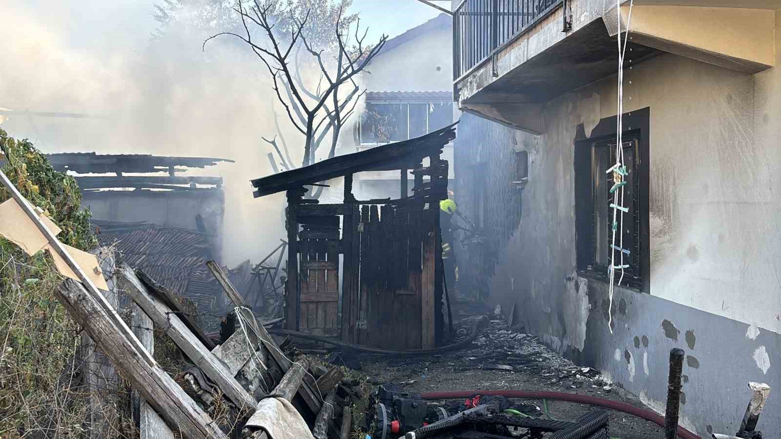 Bolu’da otluk alanda çıkan yangın, 3 eve sıçradı