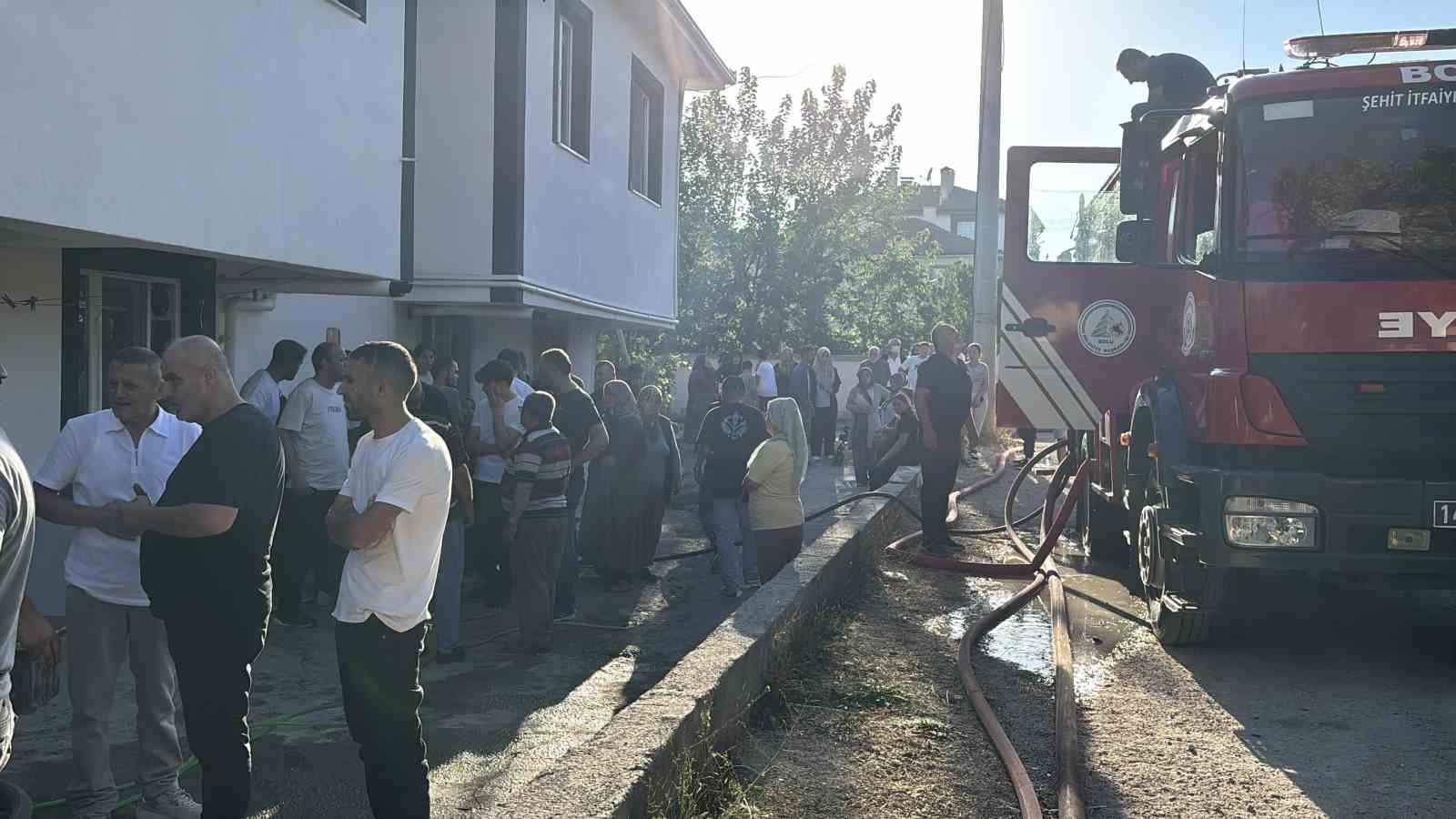 Bolu’da otluk alanda çıkan yangın, 3 eve sıçradı