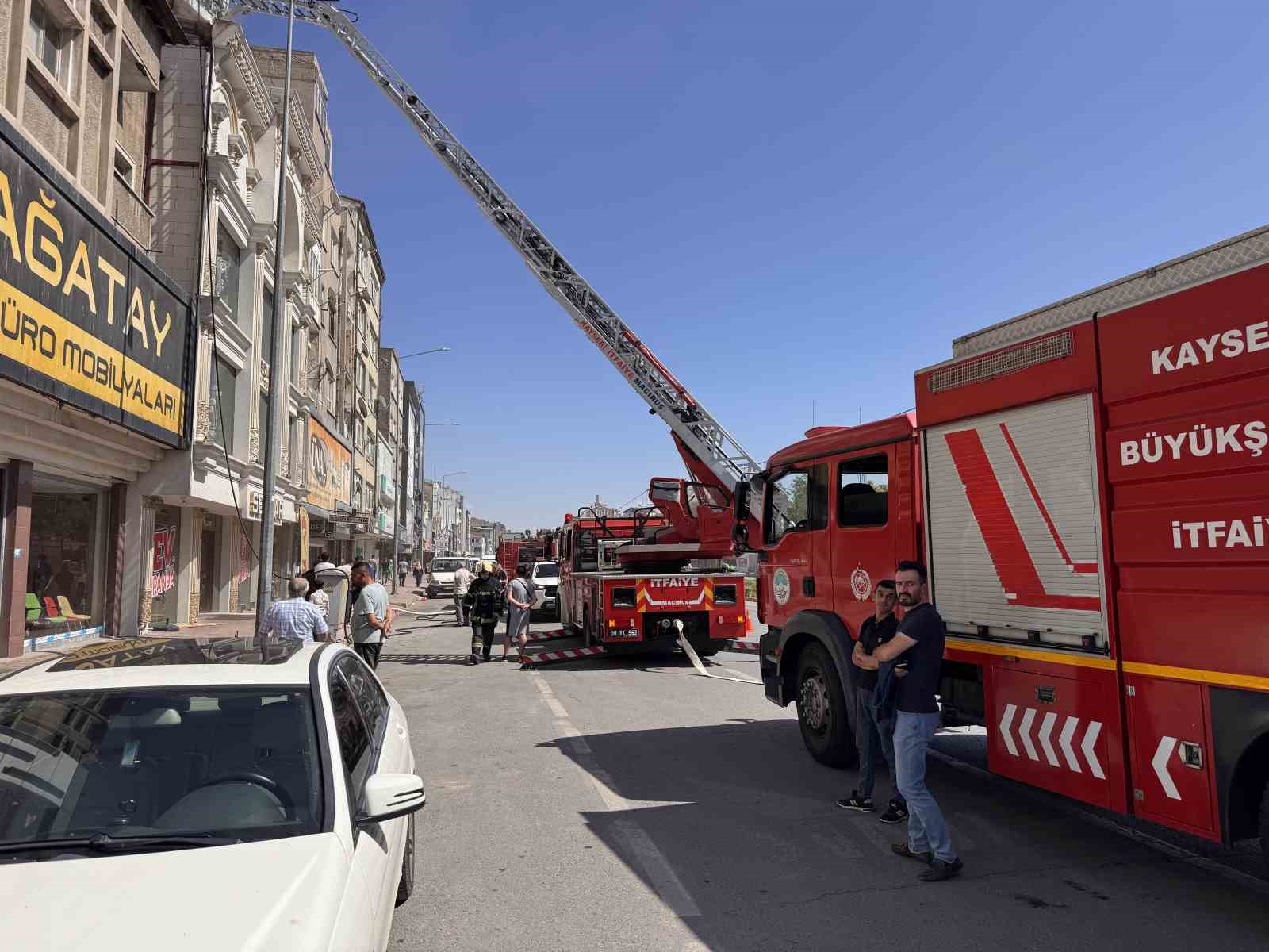 Kayseri’de avize imalathanesinin çatısında çıkan yangın söndürüldü