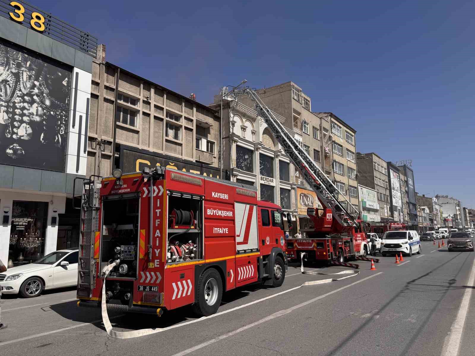 Kayseri’de avize imalathanesinin çatısında çıkan yangın söndürüldü
