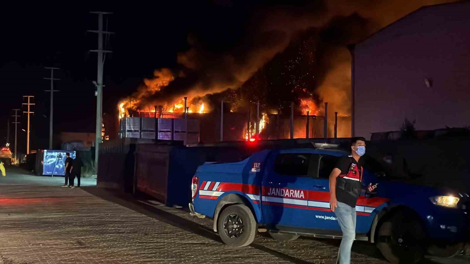 Bolu’da geri dönüşüm fabrikası alevlere teslim oldu