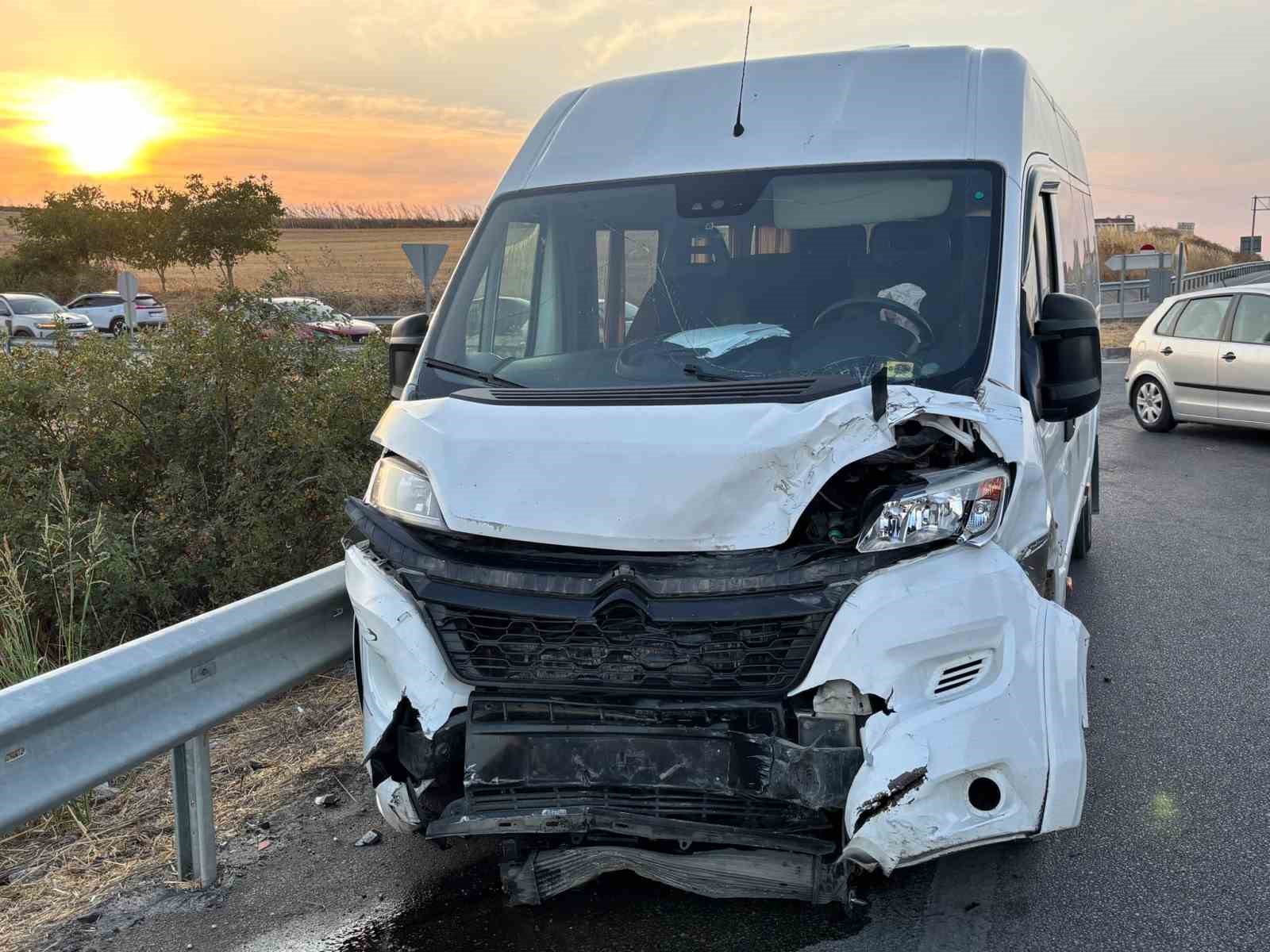 Babaeski’de minibüs ile otomobil çarpıştı: 4 yaralı