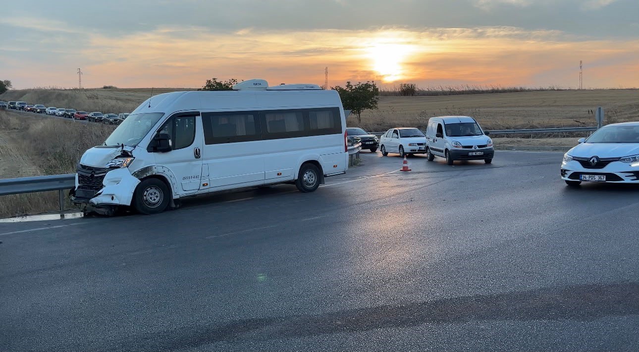 Babaeski’de minibüs ile otomobil çarpıştı: 4 yaralı