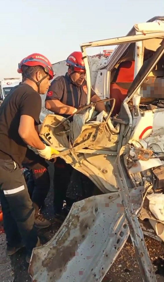 Kamyonet tıra arkadan çarptı: 2 ölü
