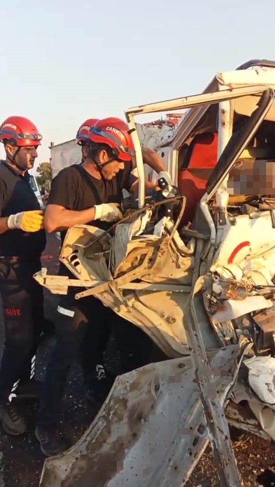 Kamyonet tıra arkadan çarptı: 2 ölü
