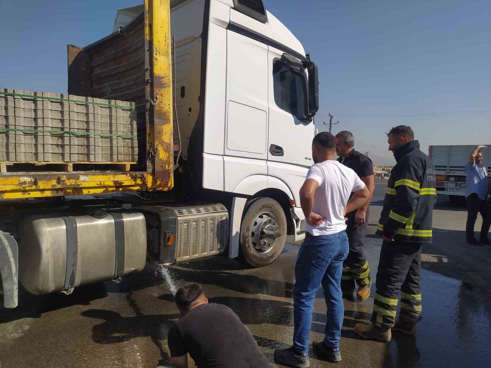 Parke taşı yüklü tır alev aldı