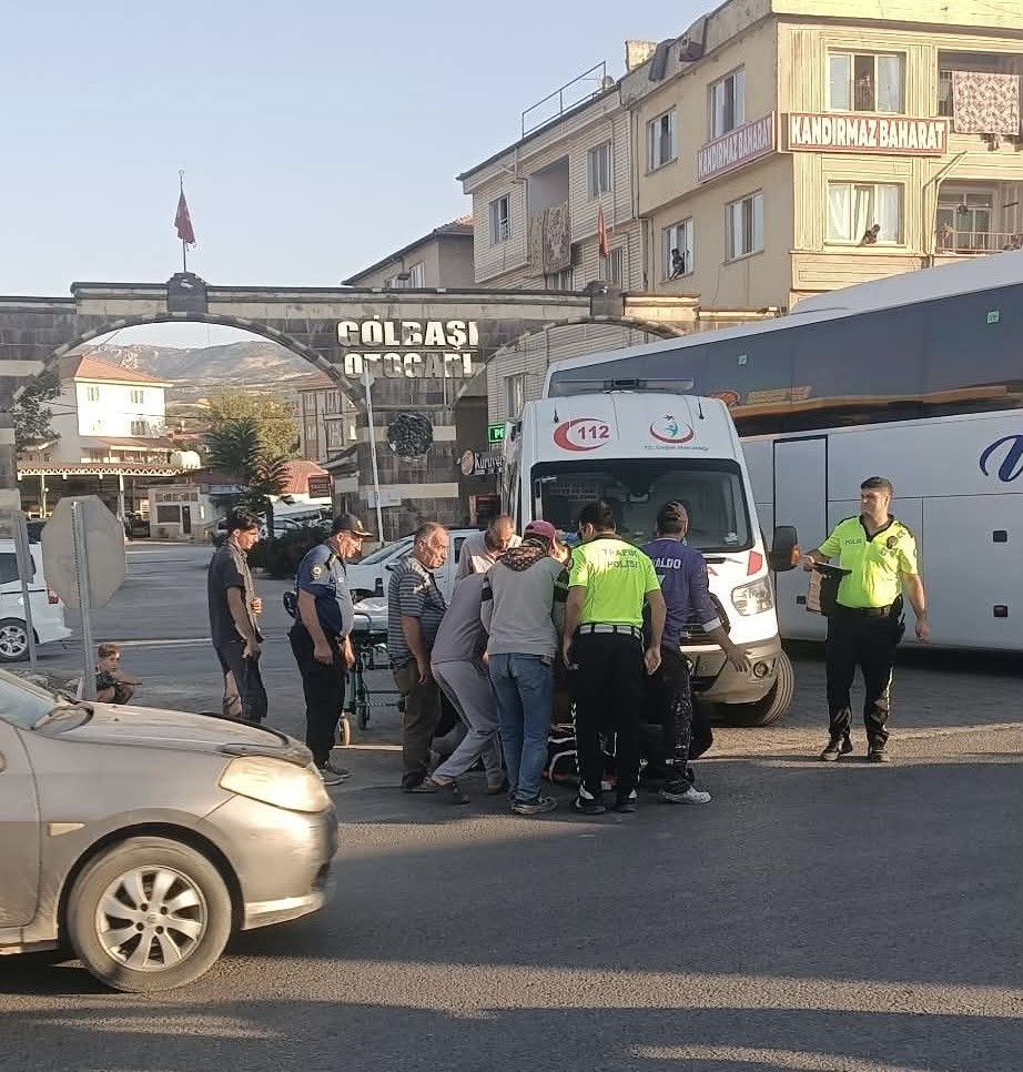 Motosiklet yayaya çarptı: 2 yaralı
