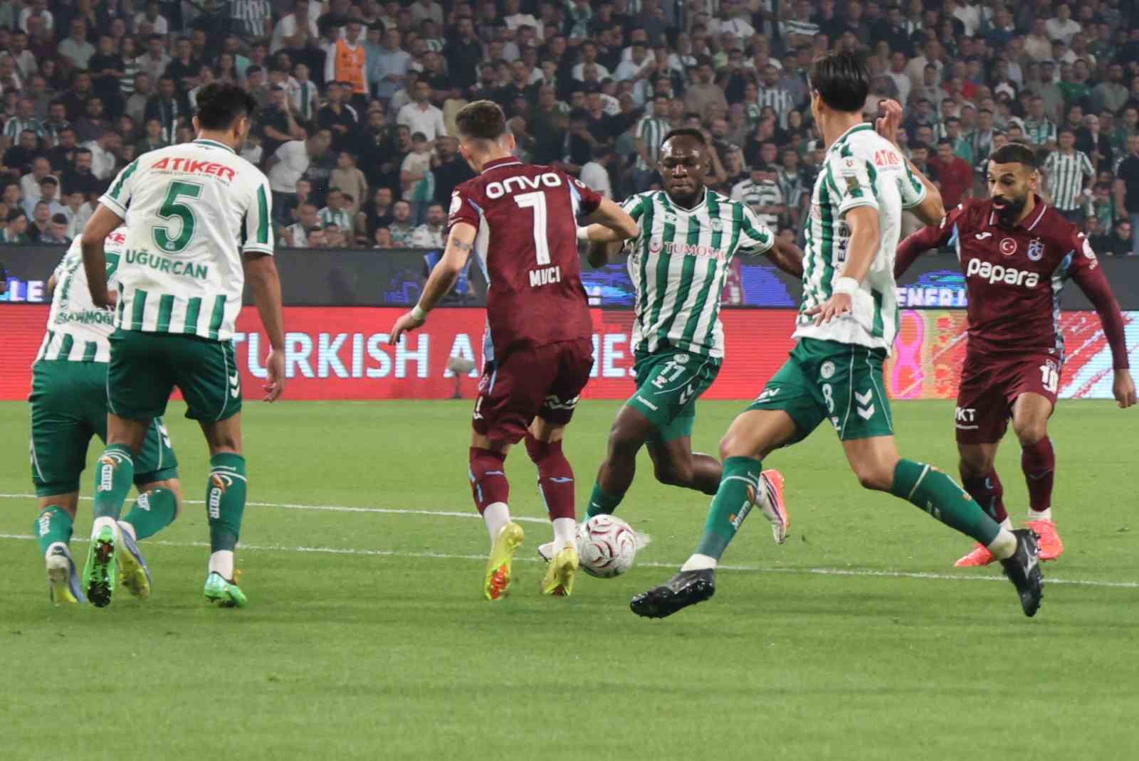 Trendyol Süper Lig: Konyaspor: 1 - Trabzonspor: 0 (İlk yarı)