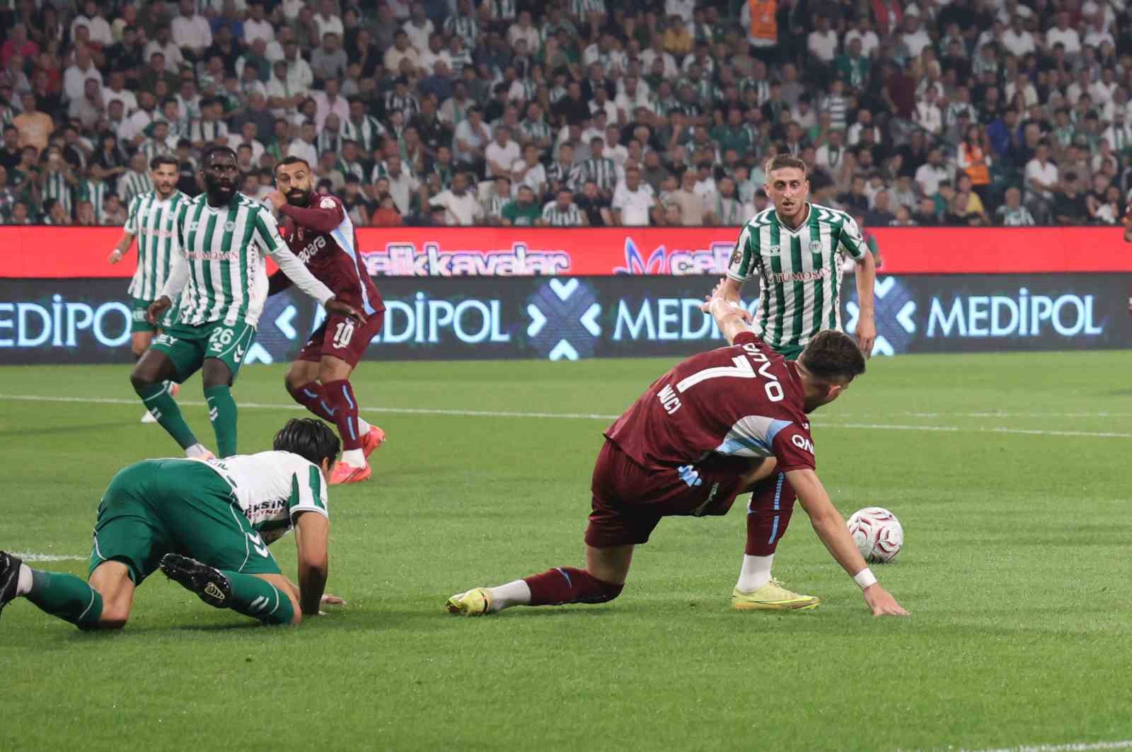 Trendyol Süper Lig: Konyaspor: 1 - Trabzonspor: 0 (İlk yarı)