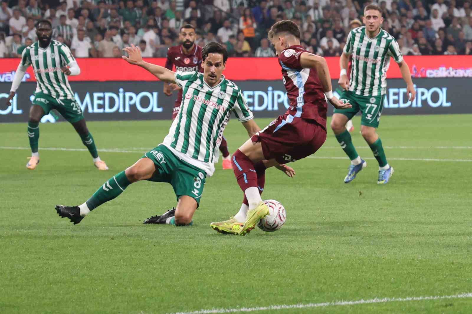 Trendyol Süper Lig: Konyaspor: 1 - Trabzonspor: 0 (İlk yarı)