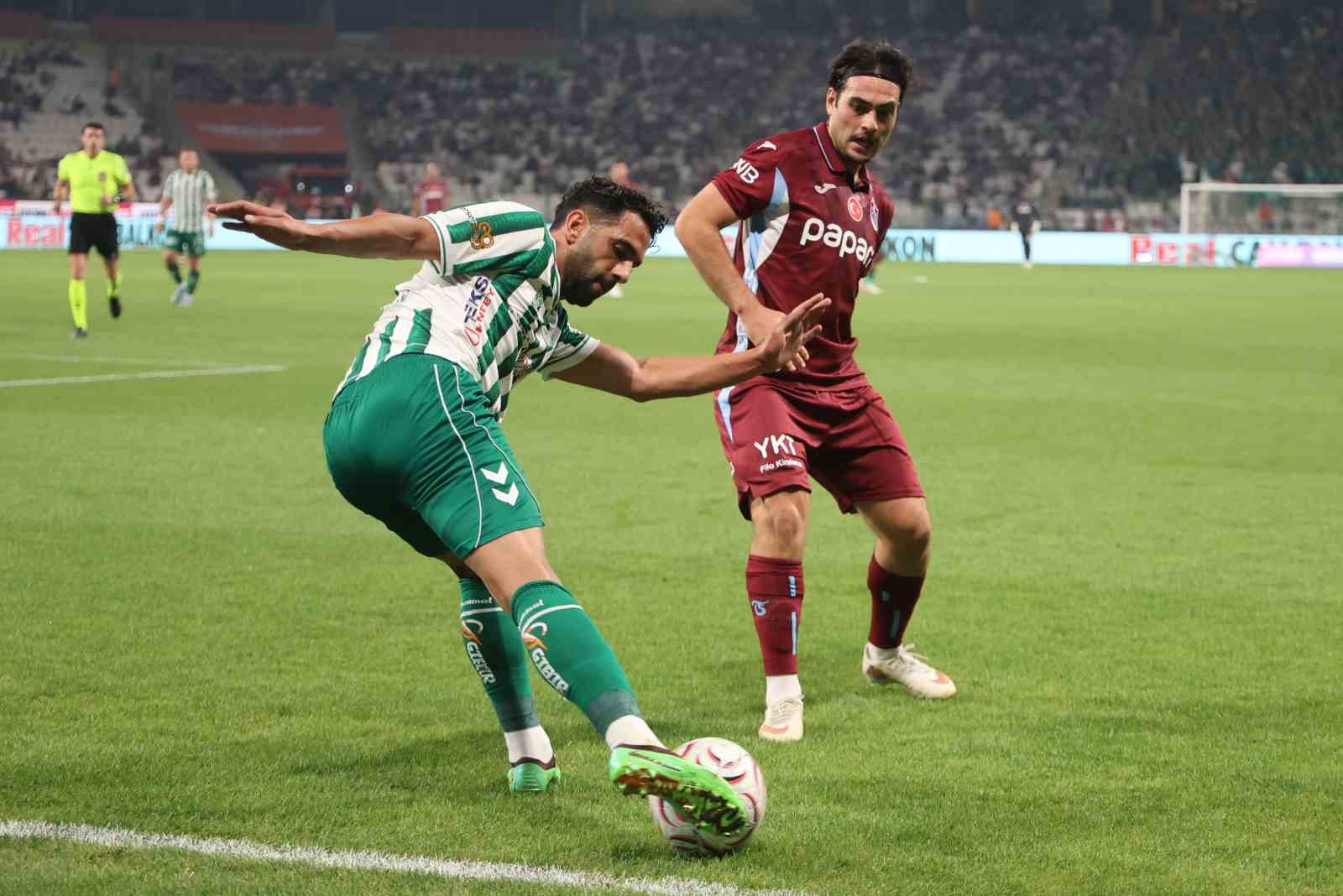 Trendyol Süper Lig: Konyaspor: 1 - Trabzonspor: 0 (İlk yarı)