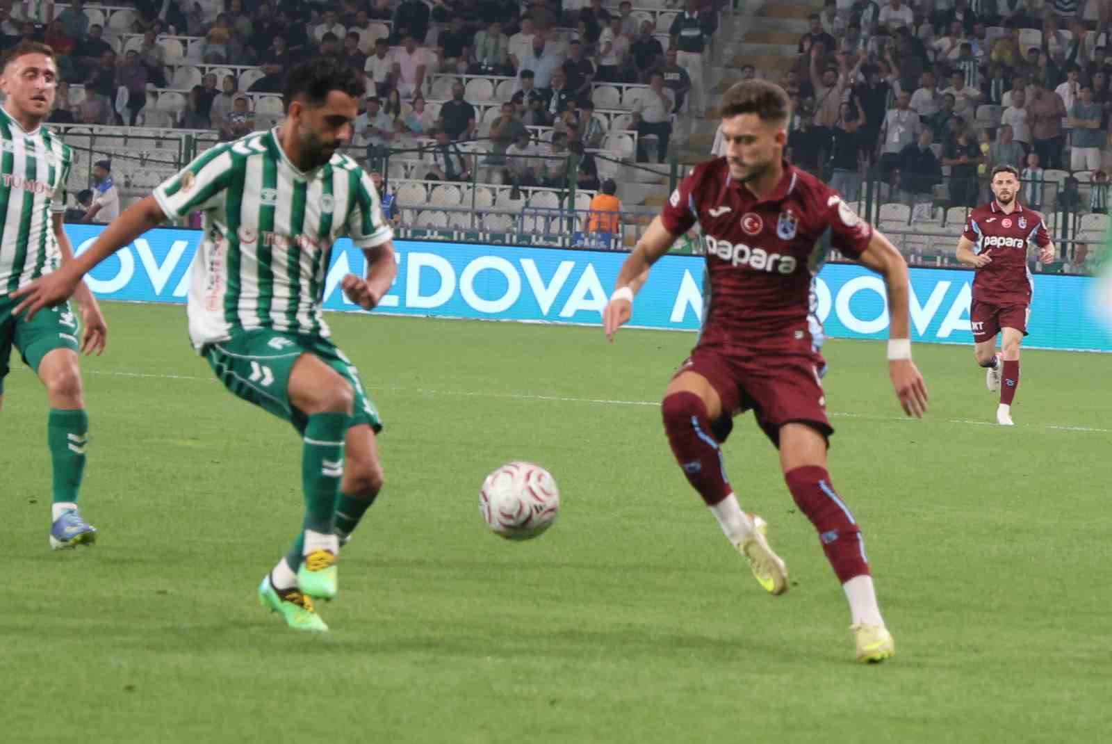 Trendyol Süper Lig: Konyaspor: 1 - Trabzonspor: 0 (İlk yarı)