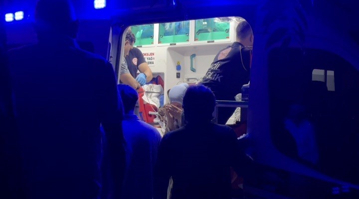 Çorum’da alevlerin sardığı apartman dairesinde mahsur kalan 7 kişi itfaiye merdiveniyle kurtarıldı