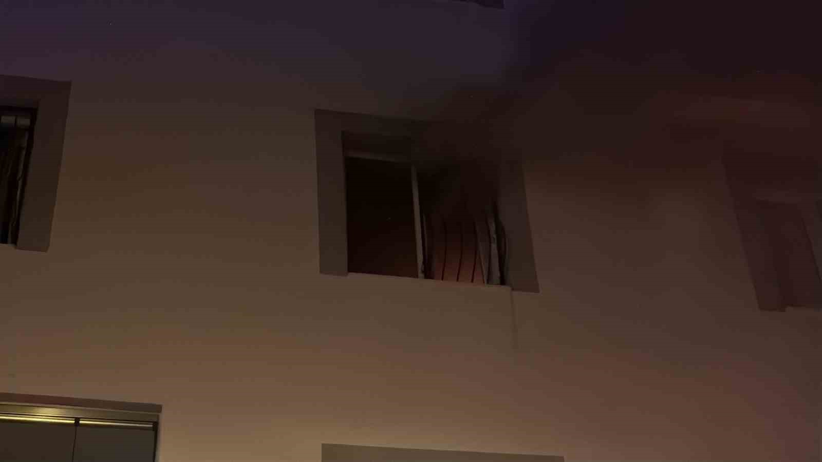 Çorum’da alevlerin sardığı apartman dairesinde mahsur kalan 7 kişi itfaiye merdiveniyle kurtarıldı