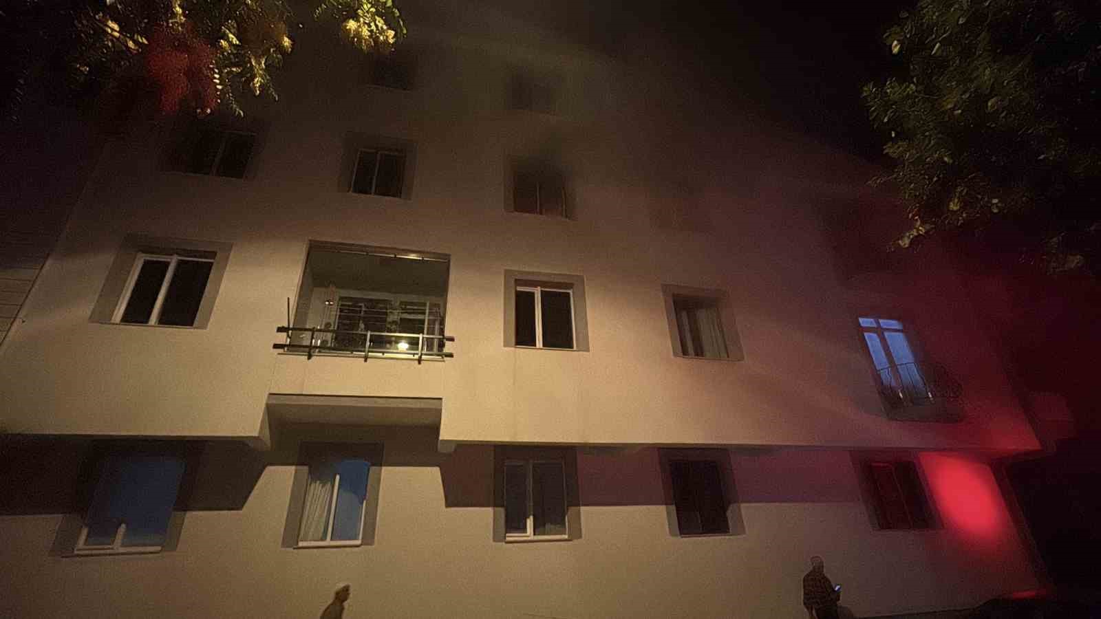 Çorum’da alevlerin sardığı apartman dairesinde mahsur kalan 7 kişi itfaiye merdiveniyle kurtarıldı