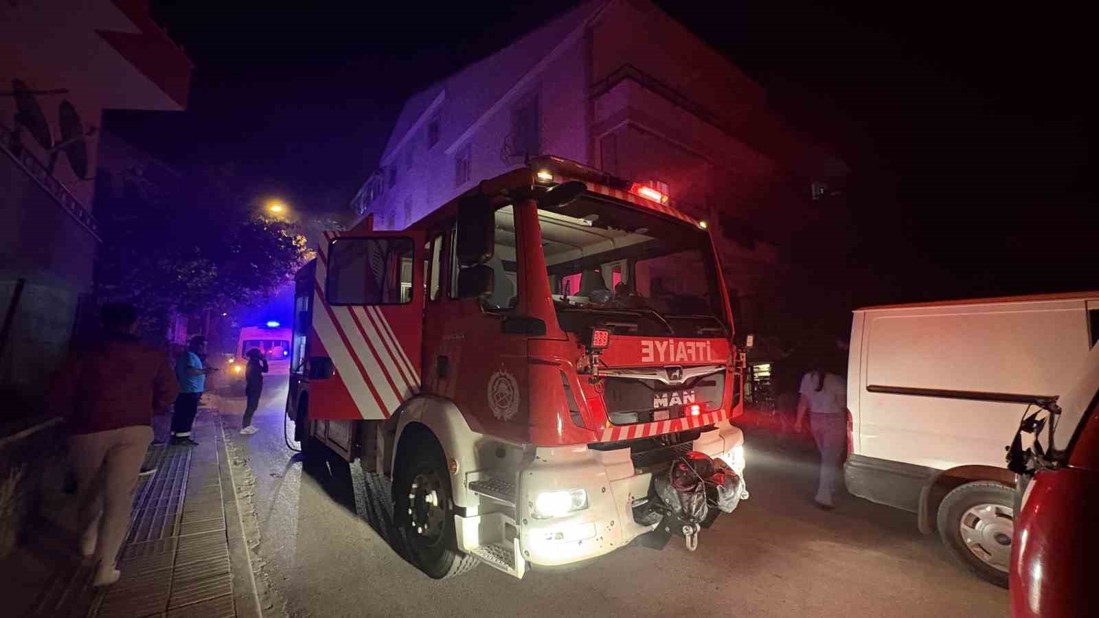 Çorum’da alevlerin sardığı apartman dairesinde mahsur kalan 7 kişi itfaiye merdiveniyle kurtarıldı