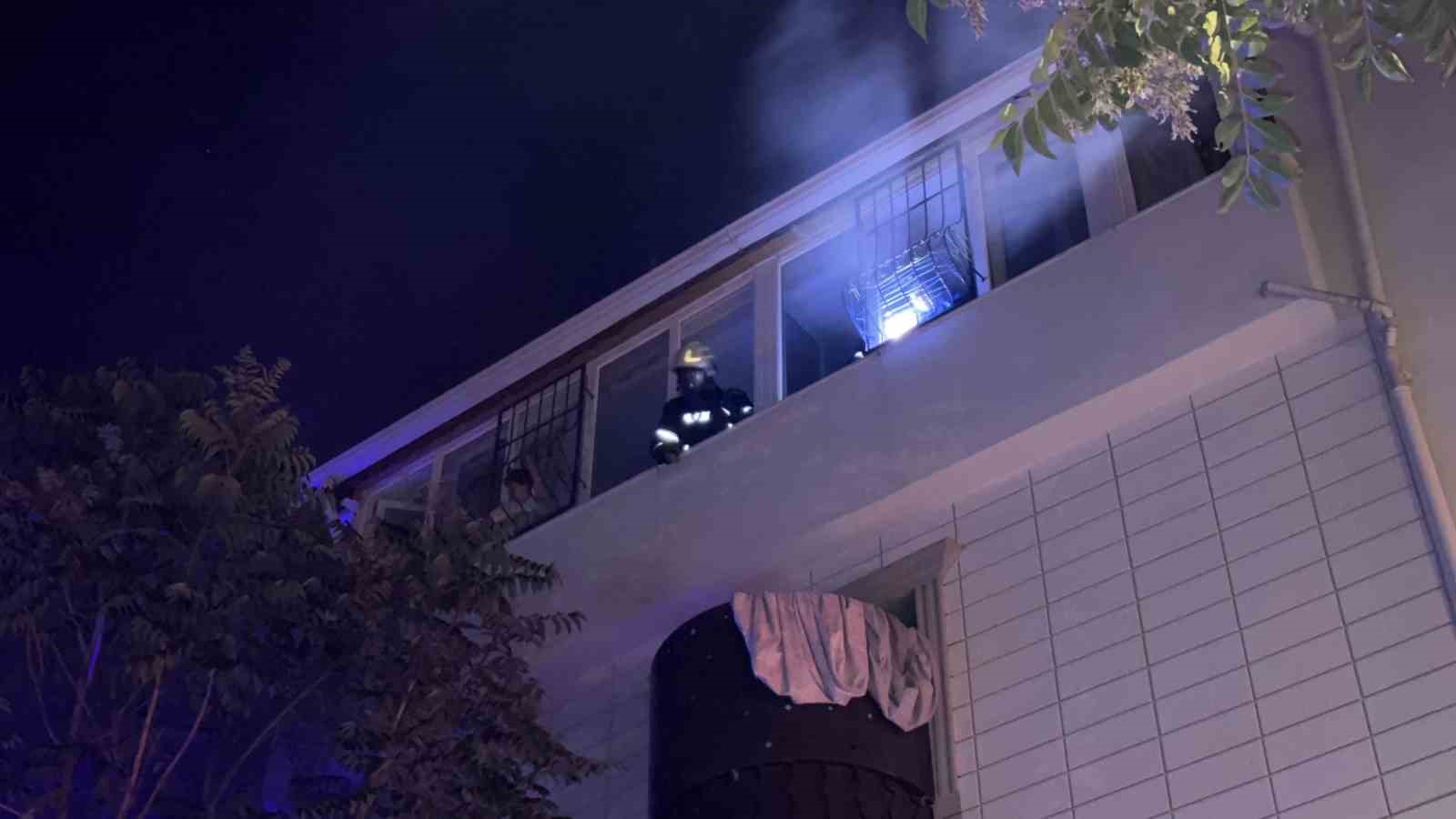 Çorum’da alevlerin sardığı apartman dairesinde mahsur kalan 7 kişi itfaiye merdiveniyle kurtarıldı