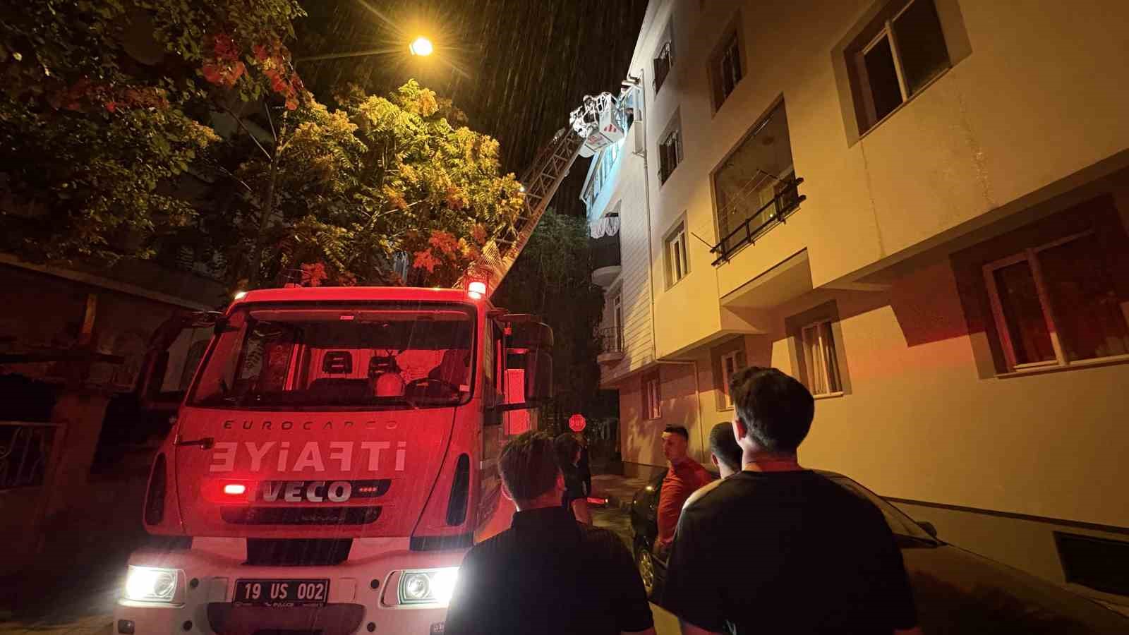 Çorum’da alevlerin sardığı apartman dairesinde mahsur kalan 7 kişi itfaiye merdiveniyle kurtarıldı