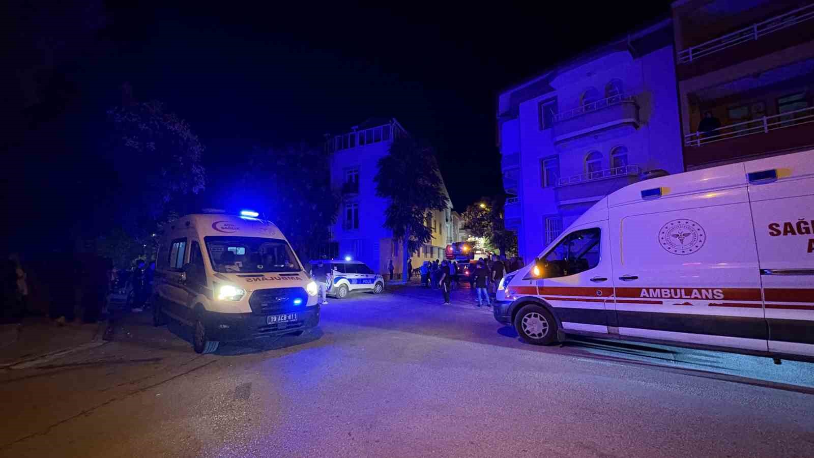 Çorum’da alevlerin sardığı apartman dairesinde mahsur kalan 7 kişi itfaiye merdiveniyle kurtarıldı