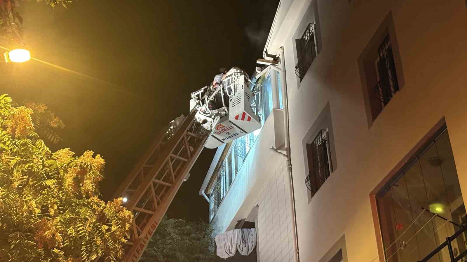 Çorum’da alevlerin sardığı apartman dairesinde mahsur kalan 7 kişi itfaiye merdiveniyle kurtarıldı