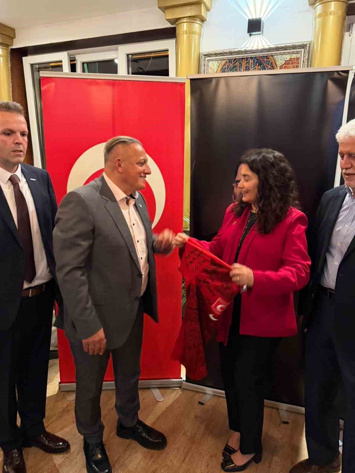 ATFF Başkanı Ayhan Yıldız’dan Başkonsolos Kaçar’a veda hediyesi
