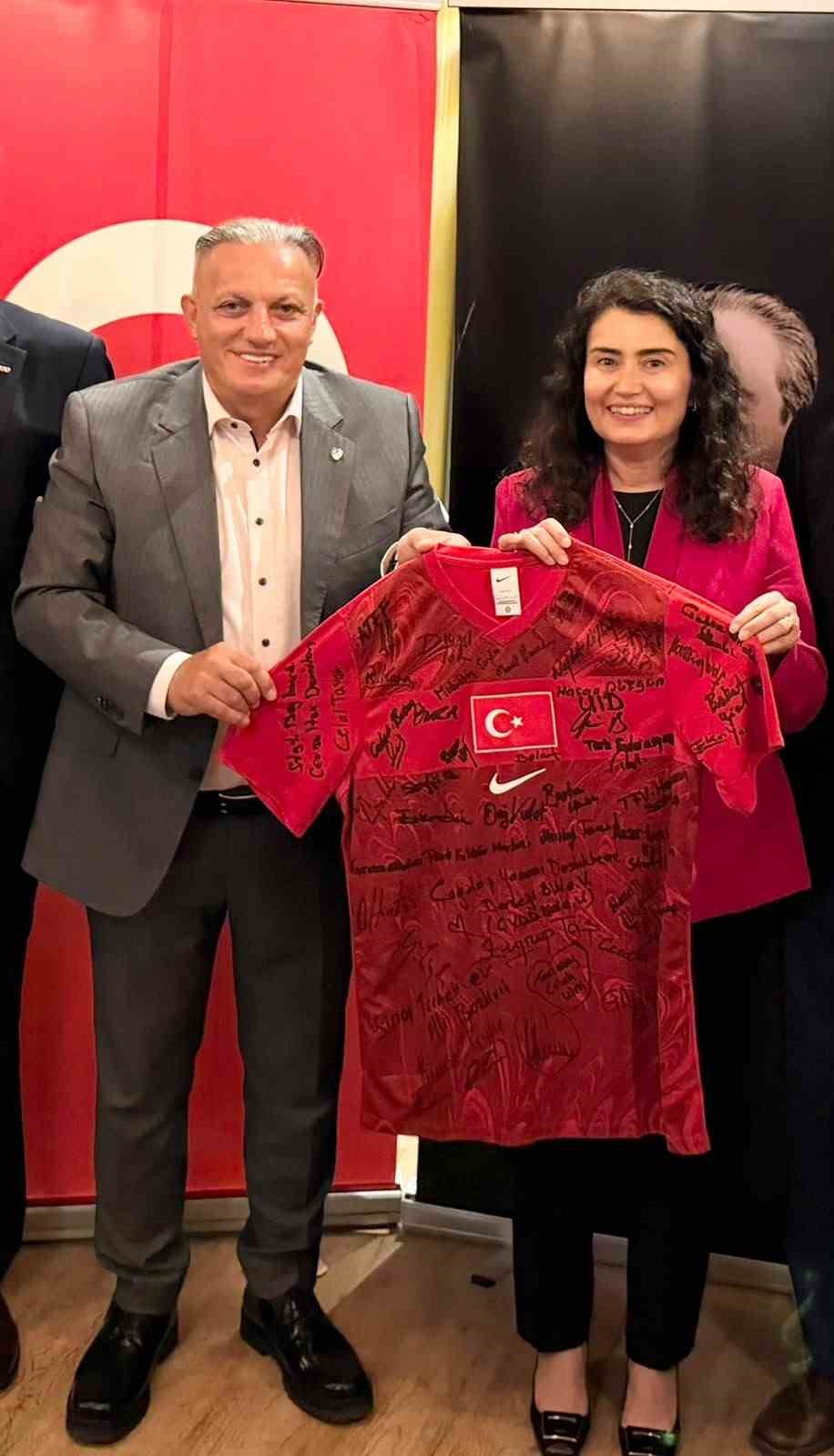 ATFF Başkanı Ayhan Yıldız’dan Başkonsolos Kaçar’a veda hediyesi