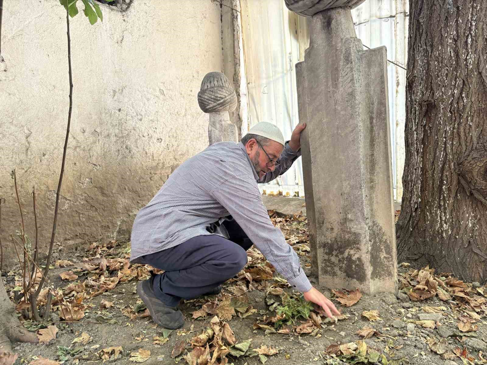 Çorakkapı Haziresi’nde tarih sessizliğe, mezarlar bakımsızlığa terk edildi