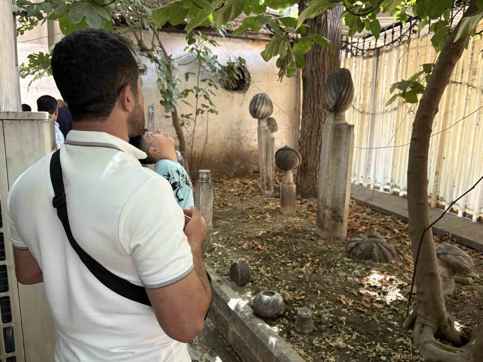 Çorakkapı Haziresi’nde tarih sessizliğe, mezarlar bakımsızlığa terk edildi