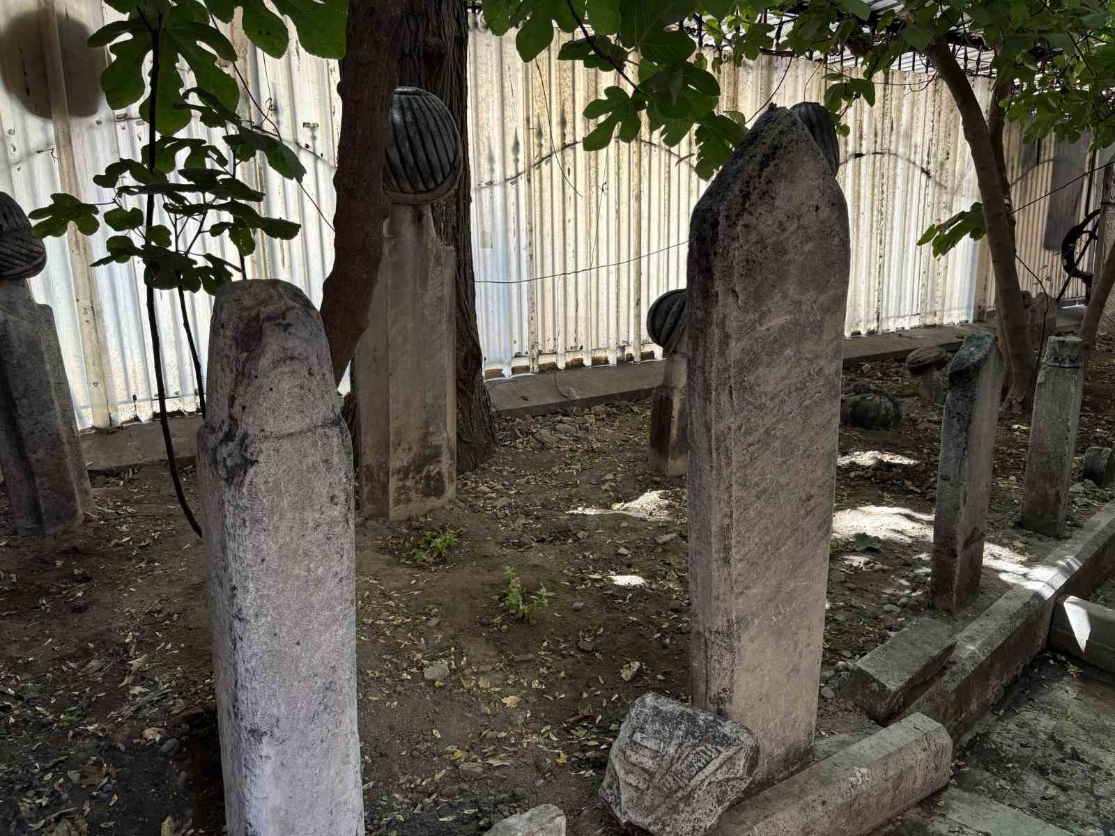 Çorakkapı Haziresi’nde tarih sessizliğe, mezarlar bakımsızlığa terk edildi