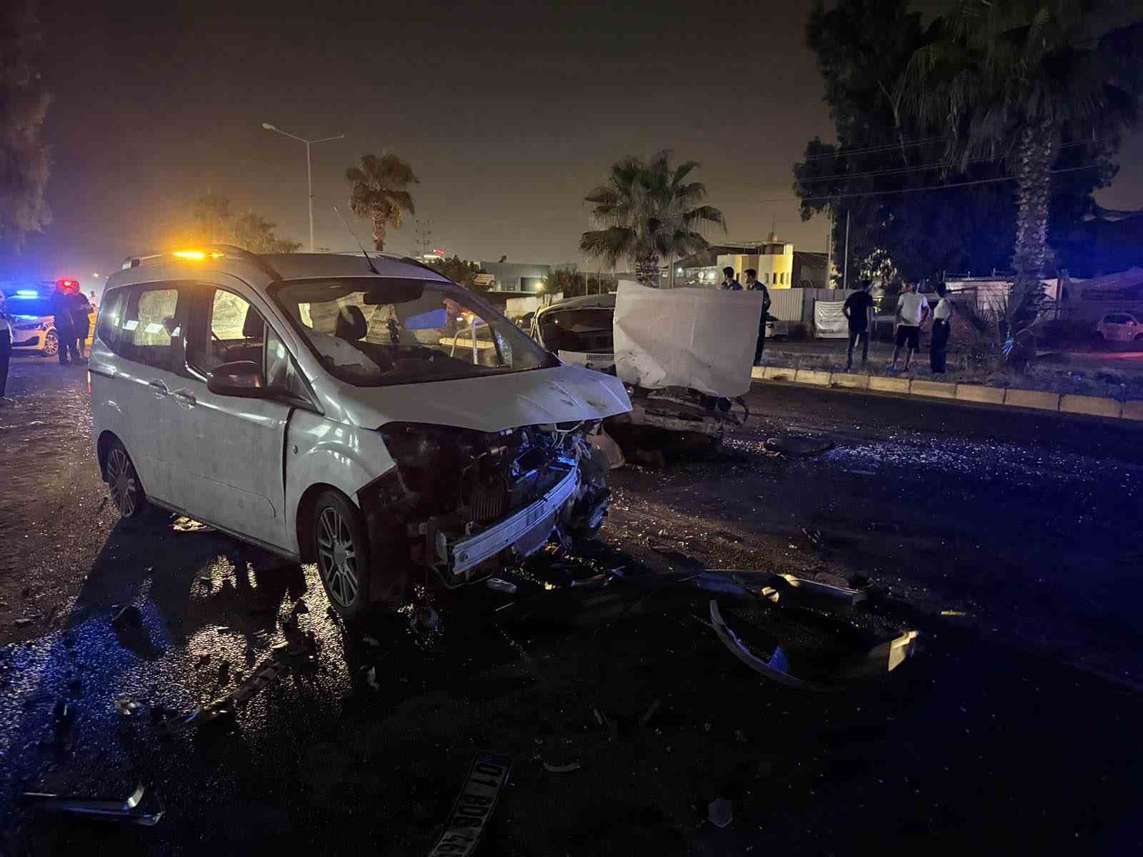 Tarsus’ta otomobil karşı şeride geçti: 1 çocuk öldü, 6 yaralı